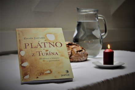 Během půstu můžete meditovat s knihou Plátno z Turína